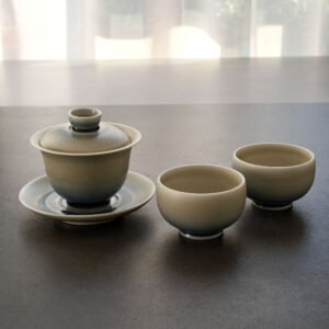 Handmade Gaiwan-Set – Kai Pian Crackle Glaze | Eggshell White with Blue Accent | Jingdezhen Art Piece for Gong Fu Cha